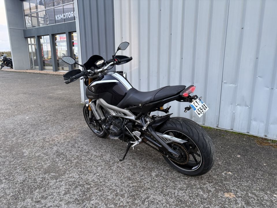 YAMAHA MT-09 4