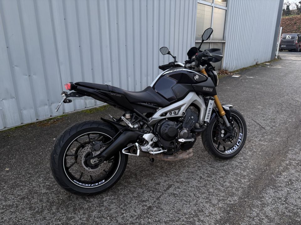 YAMAHA MT-09 4