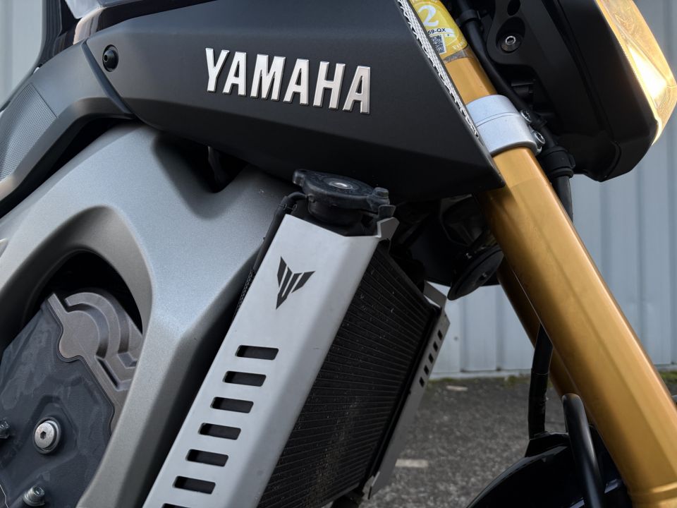 YAMAHA MT-09 4