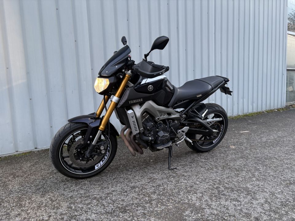 YAMAHA MT-09 4