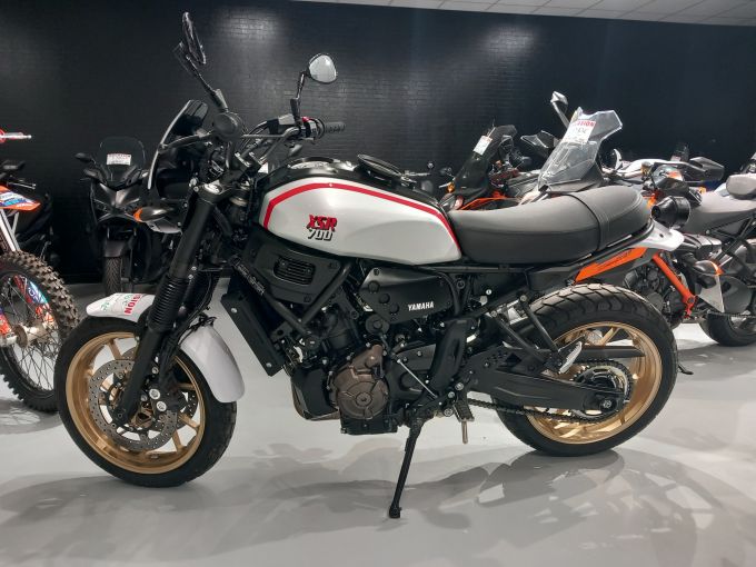 YAMAHA XSR 700 XTRIBUTE 4