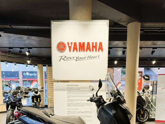 YAMAHA XMAX 300 Tech Max 4