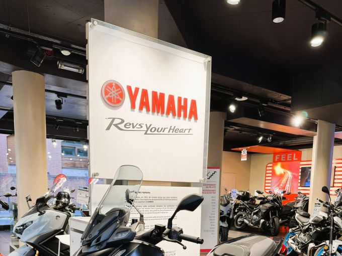 YAMAHA XMAX 300 Tech Max 4