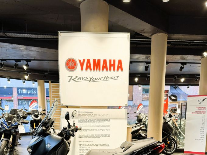 YAMAHA XMAX 300 Tech Max 4