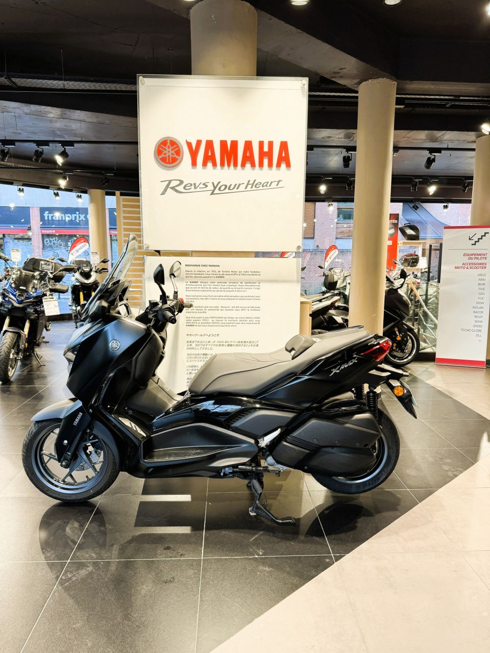 YAMAHA XMAX 300 Tech Max 4