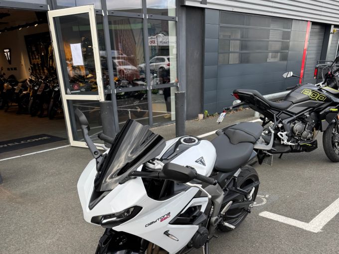 TRIUMPH 	DAYTONA 660 4