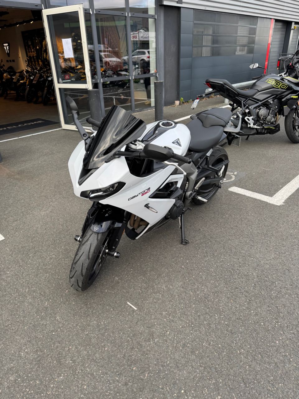 TRIUMPH 	DAYTONA 660 4