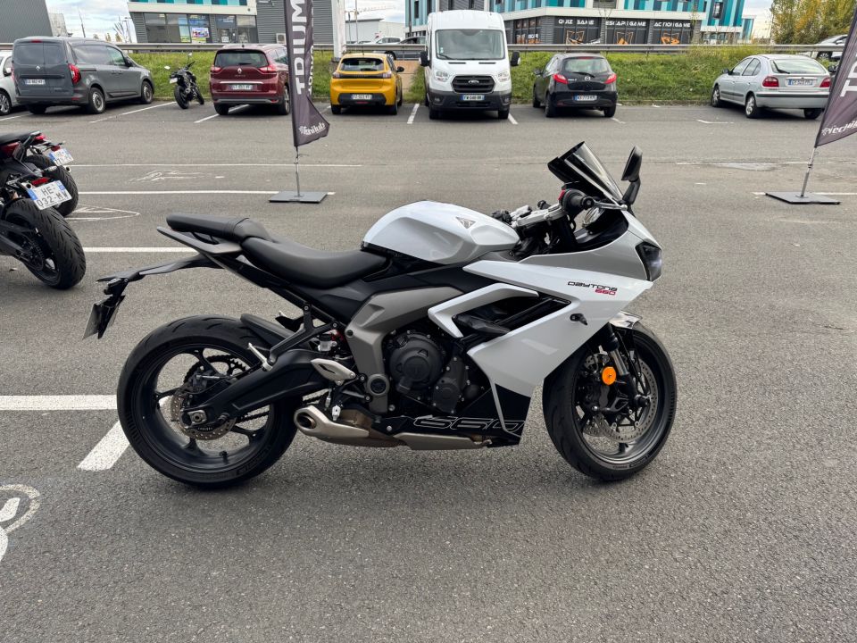 TRIUMPH 	DAYTONA 660 4