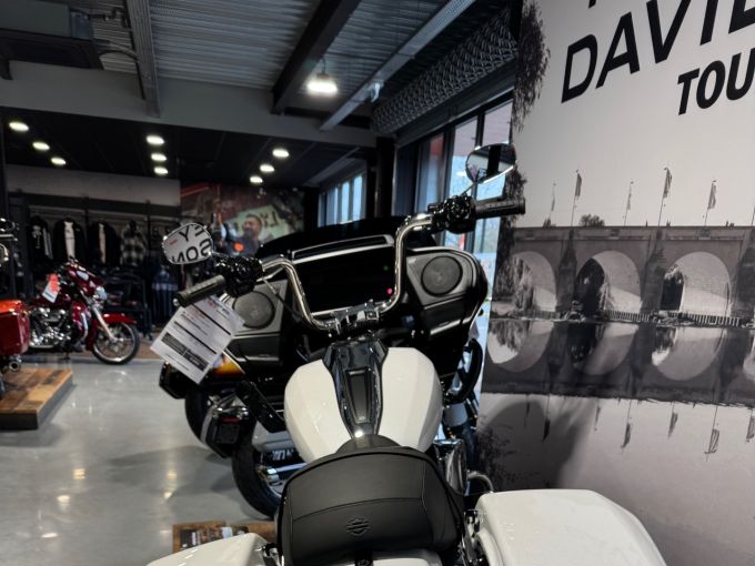 HARLEY-DAVIDSON TOURING ROAD GLIDE 1923 4