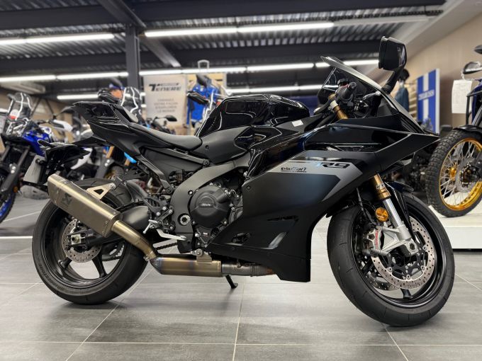 YAMAHA R9 4