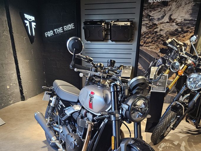 TRIUMPH SPEED TWIN 900 4