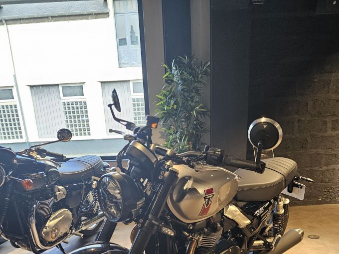TRIUMPH SPEED TWIN 900 4