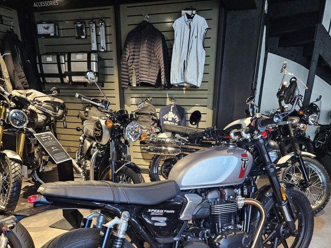 TRIUMPH SPEED TWIN 900 4