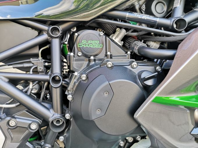 KAWASAKI Ninja H2 SX SE 4