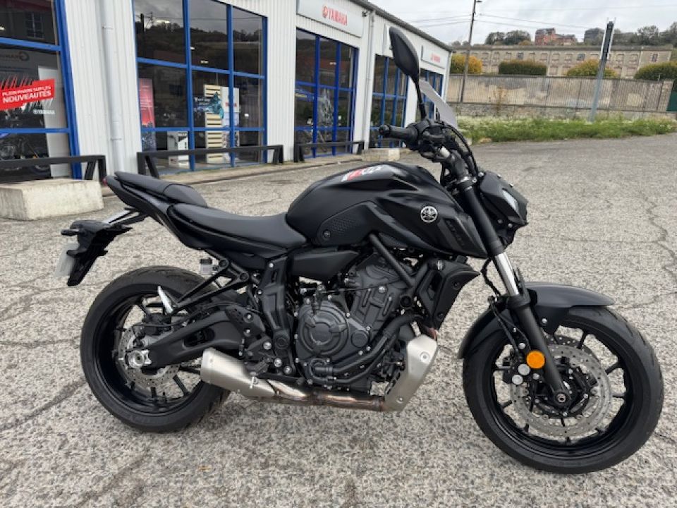 YAMAHA MT-07 4