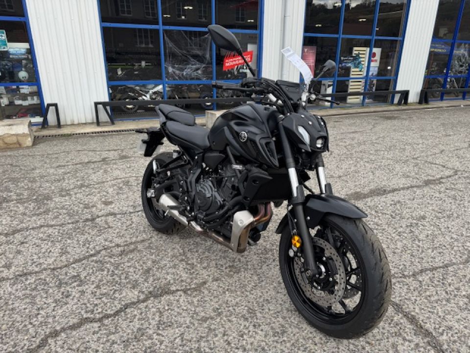YAMAHA MT-07 4