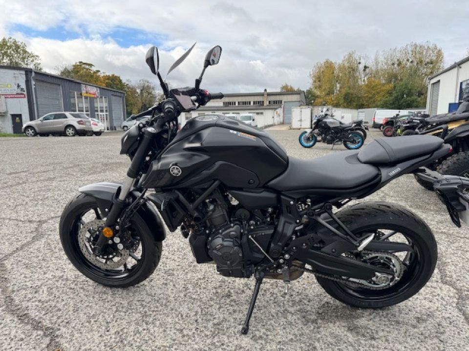 YAMAHA MT-07 4