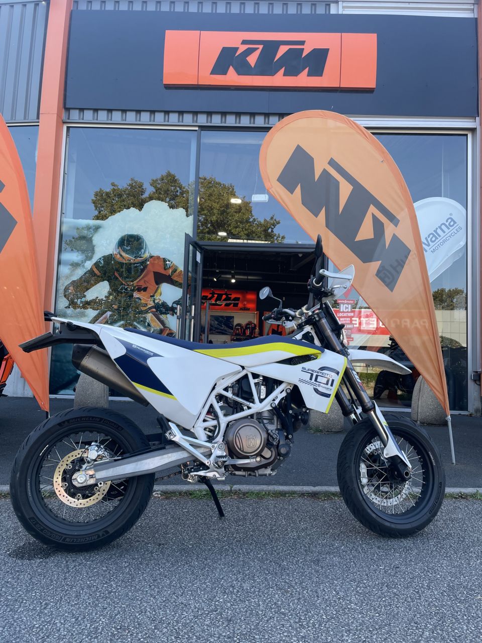 HUSQVARNA 701 SUPERMOTO 4