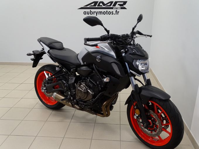 YAMAHA MT-07 4