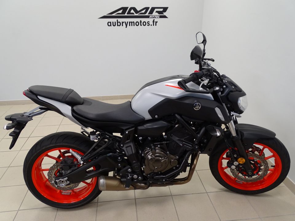 YAMAHA MT-07 4