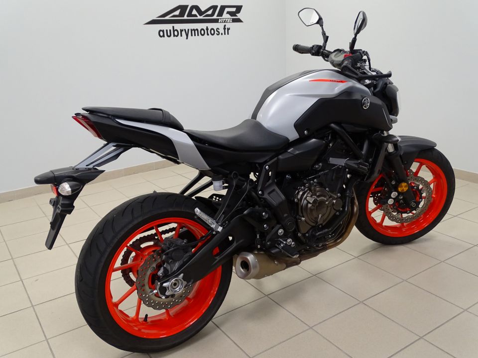 YAMAHA MT-07 4