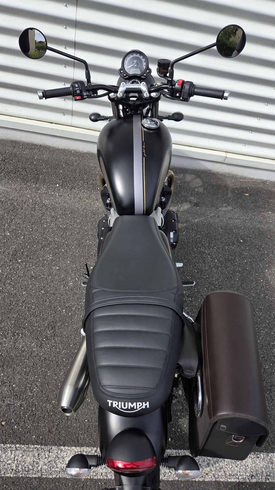 TRIUMPH STREET TWIN 900 GOLD LINE 4