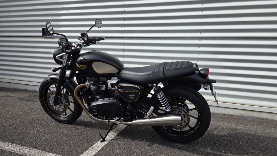 TRIUMPH STREET TWIN 900 GOLD LINE 4