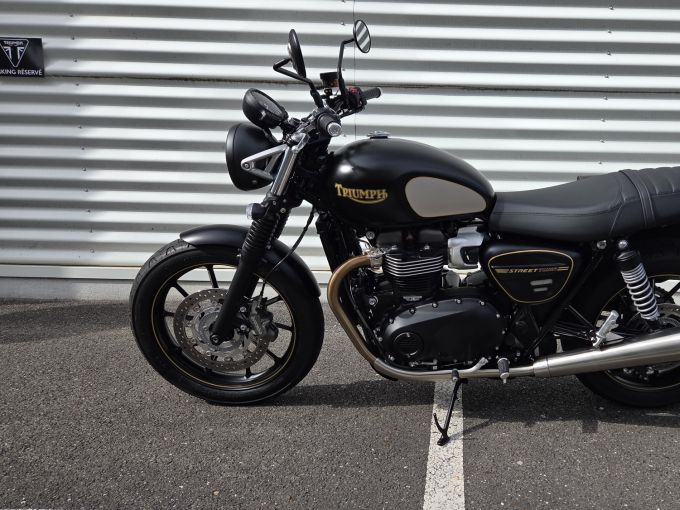 TRIUMPH STREET TWIN 900 GOLD LINE 4