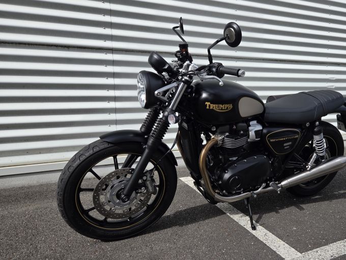 TRIUMPH STREET TWIN 900 GOLD LINE 4