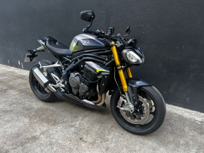 TRIUMPH SPEED TRIPLE 1200 RS 4