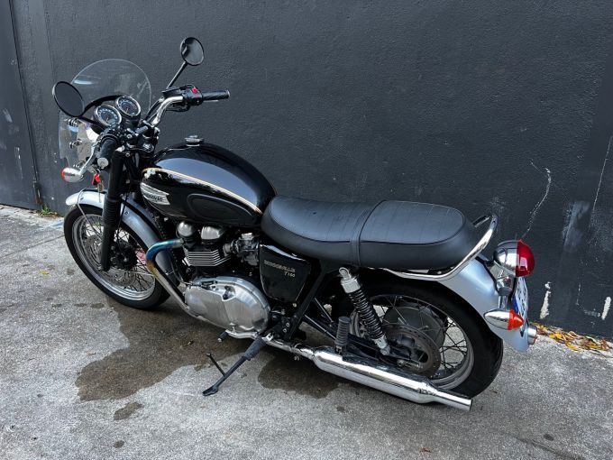 TRIUMPH BONNEVILLE 865 SE 4