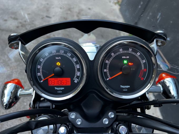 TRIUMPH BONNEVILLE 865 SE 4