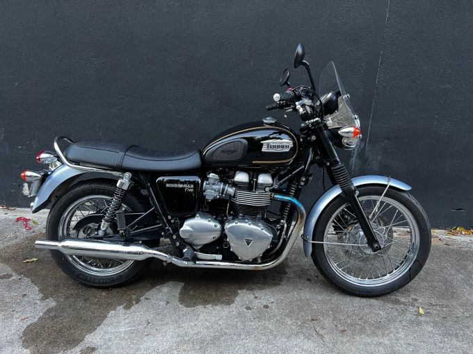 TRIUMPH BONNEVILLE 865 SE 4