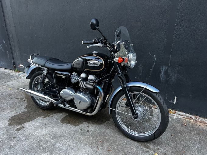 TRIUMPH BONNEVILLE 865 SE 4