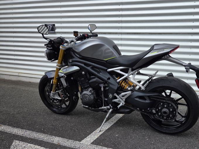 TRIUMPH SPEED TRIPLE 1200 RS 4