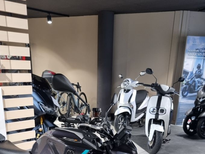 YAMAHA MT-09  Y-AMT 4