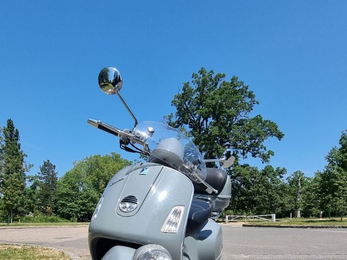 VESPA SCOOTER 4