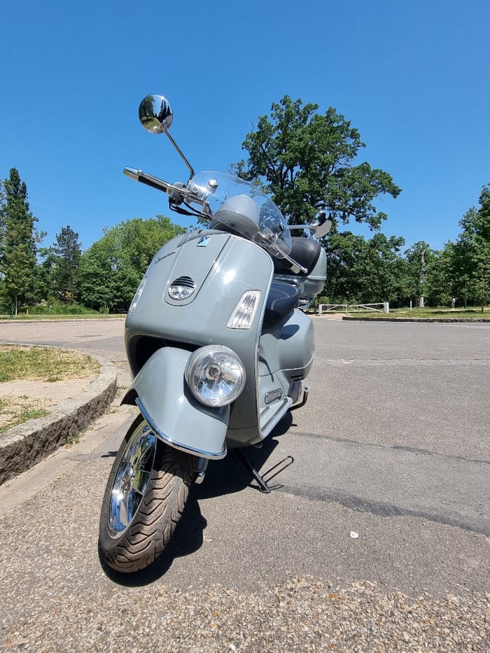 VESPA SCOOTER 4