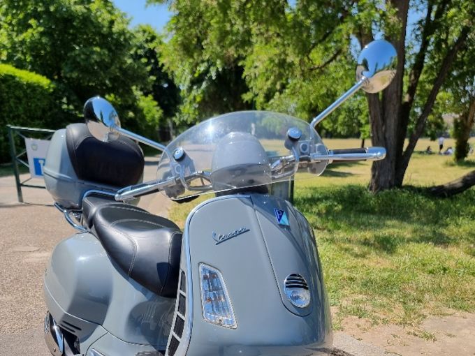 VESPA SCOOTER 4