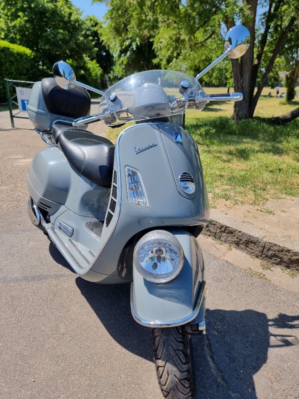 VESPA SCOOTER 4