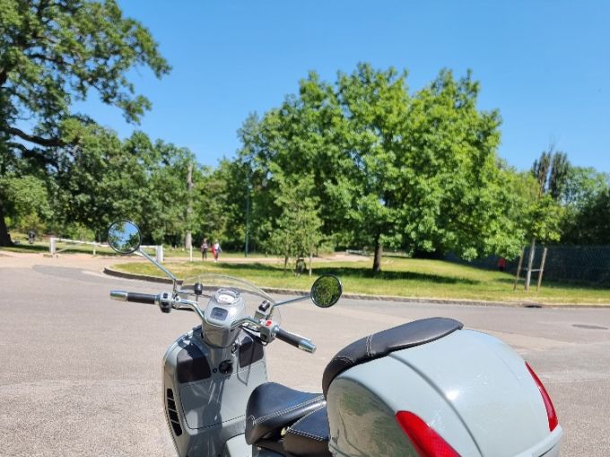 VESPA SCOOTER 4
