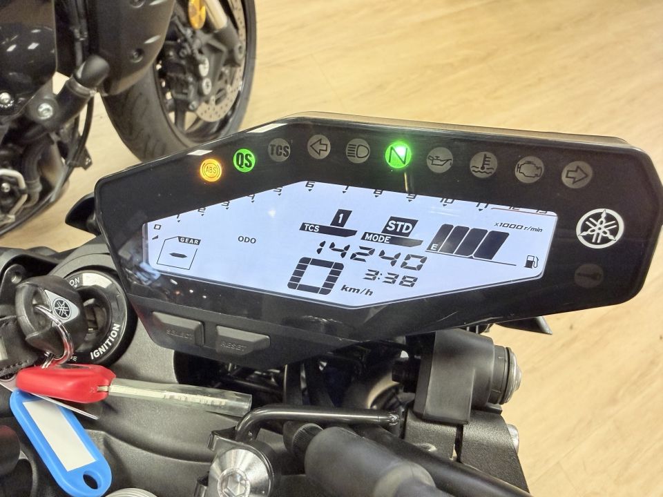 YAMAHA MT-09 4