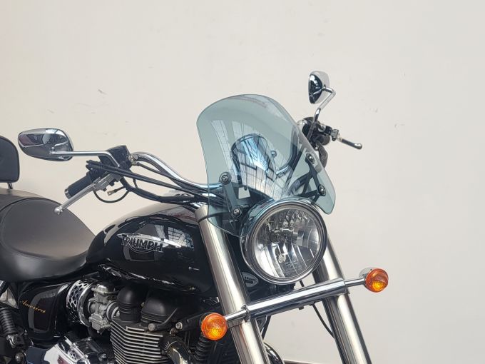 TRIUMPH BONNEVILLE AMERICA 865 4
