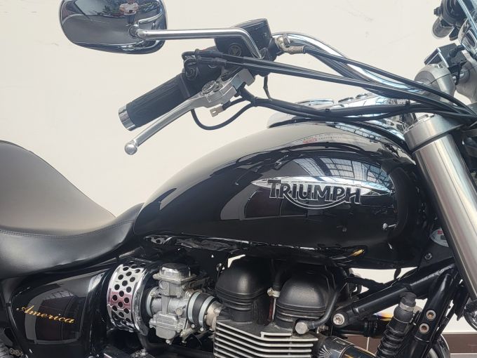 TRIUMPH BONNEVILLE AMERICA 865 4