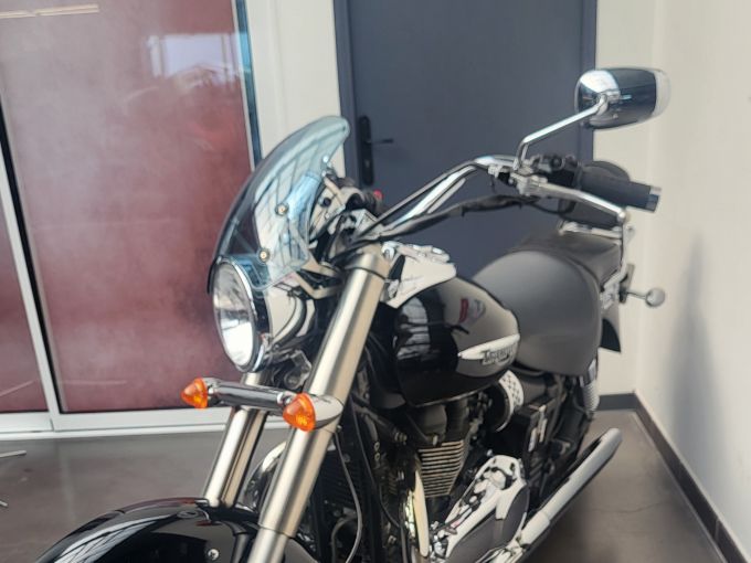 TRIUMPH BONNEVILLE AMERICA 865 4
