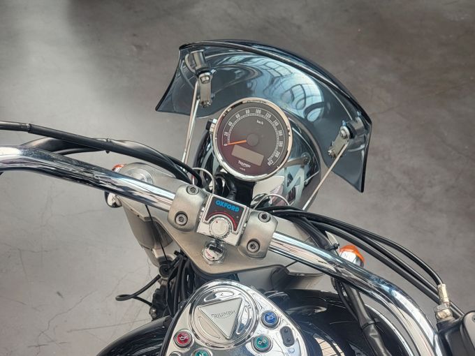 TRIUMPH BONNEVILLE AMERICA 865 4