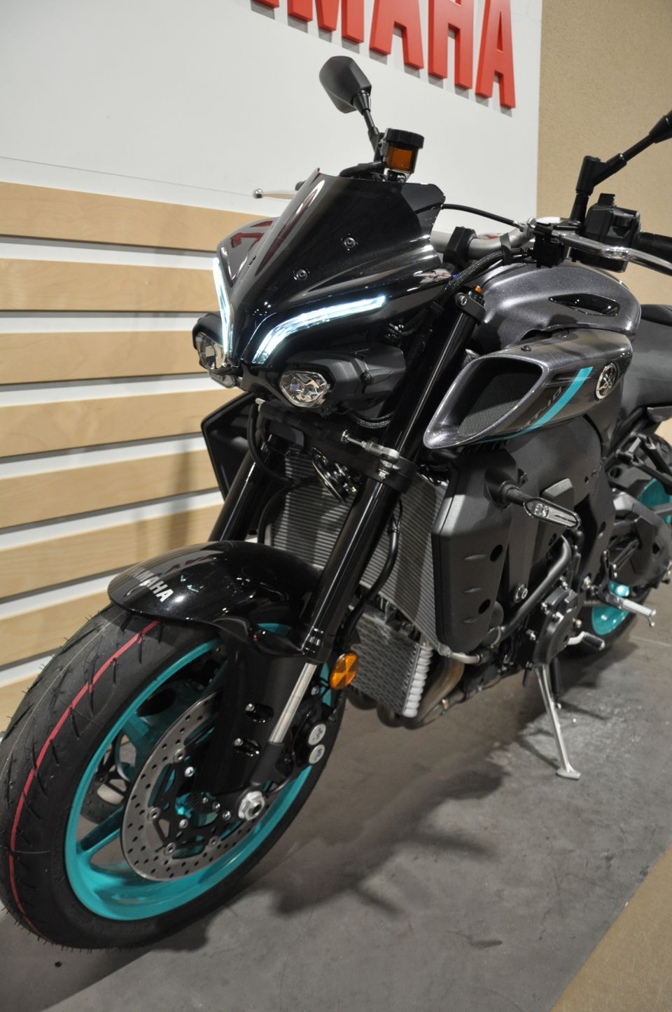 YAMAHA MT-10 4