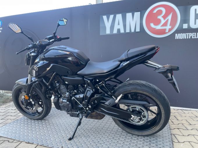 YAMAHA MT-07 4