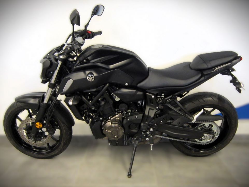 YAMAHA MT-07 4