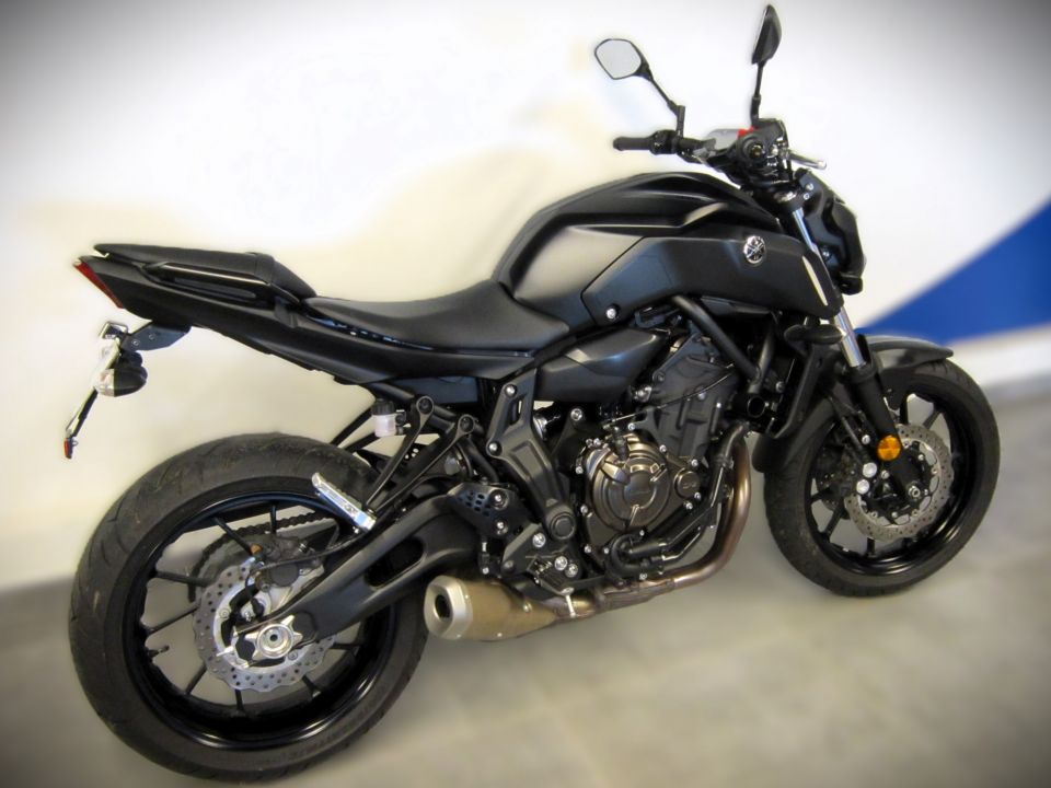 YAMAHA MT-07 4